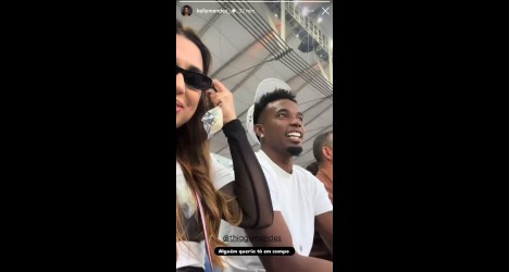 Thiago Mendes canta com torcida do Vasco no Maracanã durante suspensão