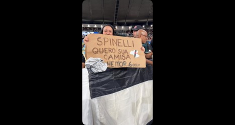 Jornalista provoca torcedora no Maracanã após pedido de camisa para Spinelli; assista ao vídeo