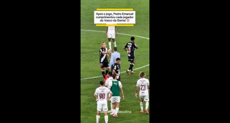 Pedro Emanuel saúda jogadores do Vasco no Maracanã após duelo com o Fluminense