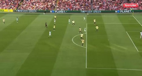Deossa brilha com golaço pelo Betis em amistoso contra o Arsenal, enquanto futuro no Vasco é especulado