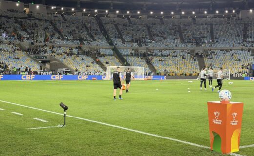 Léo Jardim realiza aquecimento no gramado do Maracanã