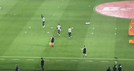 Vasco realiza aquecimento antes da partida com seus jogadores