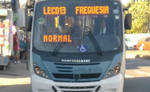Vasco exibe imagem de ônibus com as palavras ‘Freguesia’ e ‘normal’