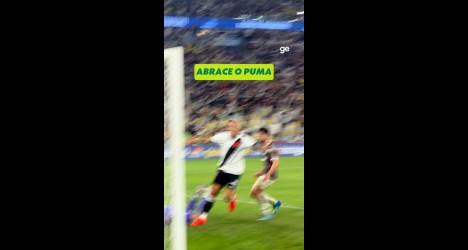 Puma Rodríguez é festejado pelo elenco do Vasco após 3º gol, enquanto seu pai enfrenta internação
