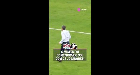 Vasco celebra gol de Puma Rodríguez com Pedro Emanuel no Maracanã