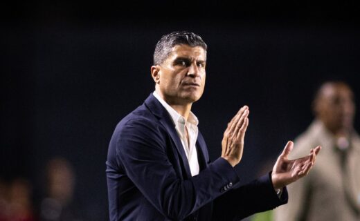 Pedro Emanuel registra 2 vitórias, 3 empates e 1 derrota em 6 partidas à frente do Vasco