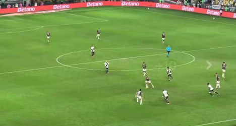 Vasco marca terceiro gol contra o Fluminense com visão da torcida tricolor