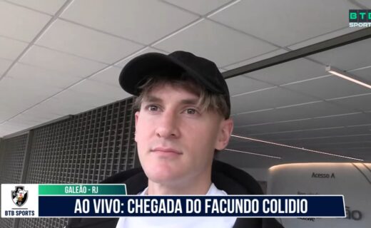 Colidio chega ao Rio e é clicado em desembarque