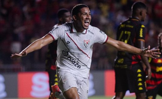 Léo Jacó, ex-atacante do Vasco, troca o Atlético-GO pelo Santa Clara, de Portugal
