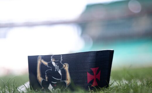 Capitão do Vasco recebe faixa especial em tributo ao Dia dos Pais