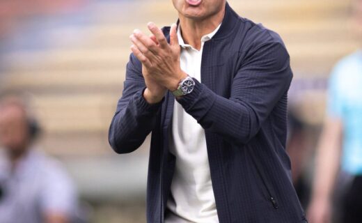 Pedro Emanuel registra 2 vitórias, 4 empates e 1 derrota em 7 partidas à frente do Vasco