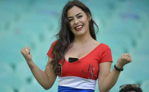 Larissa Riquelme, musa da Copa do Mundo de 2010, marca presença em São Januário nesta 5ª-feira
