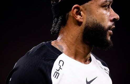 Vasco teria mostrado interesse no atacante holandês Memphis Depay, que está deixando o Corinthians