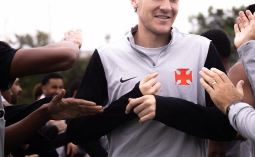 Facundo Colidio é flagrado com uniforme de treino do Vasco