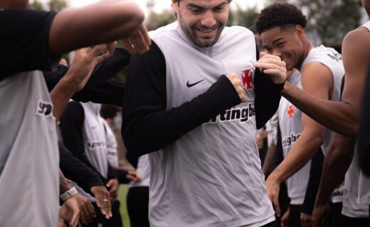 Vasco compartilha imagens de Santiago Sosa em treino com o elenco