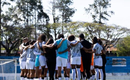 Feminino: Aquecimento das jogadoras do Vasco antes do confronto com o Taubaté em imagens