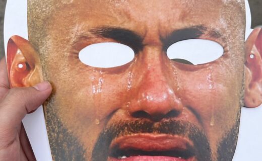 Distribuição de máscaras de Neymar chorando e Bruna Marquezine agita o entorno de São Januário