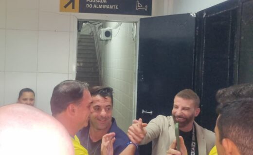 Candidatos Flávio Bolsonaro e Douglas Ruas visitam São Januário com vascaínos