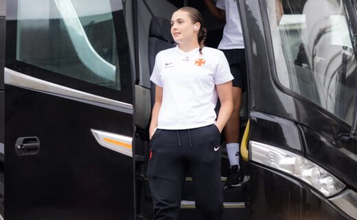 Feminino: Jogadoras do Vasco chegam a São Januário em clima de festa