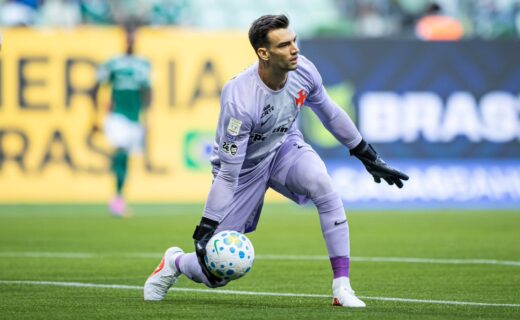 Léo Jardim lidera erros que resultaram em gols no Brasileiro e ocupa a 42ª posição em defesas realizadas