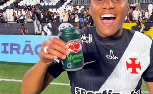 Feminino: Acesso celebrado por jogadoras com latas personalizadas de Guaraná Antarctica