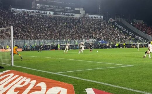 Reação do goleiro Lucas Arcanjo, do Vitória, após gol de Andrés Gómez gera repercussão