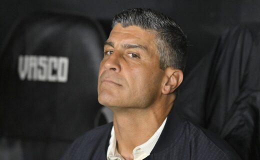 Pedro Emanuel destaca a exigência da torcida como fator para o crescimento do clube