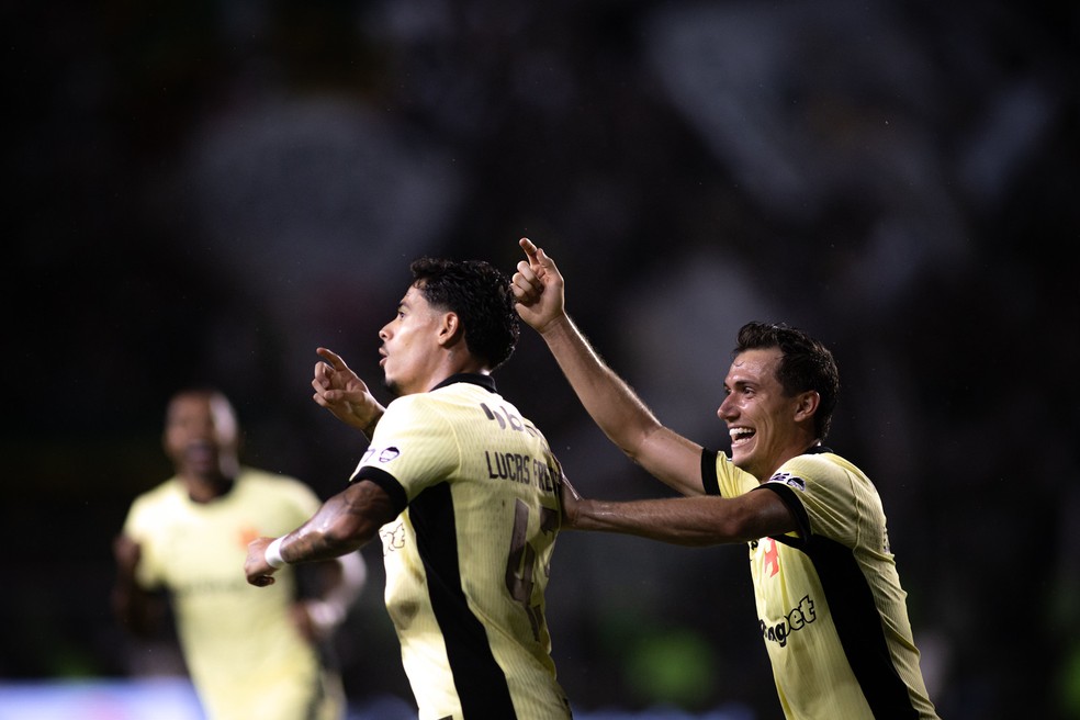 Lucas Piton e Lucas Freitas comemoram gol do Vasco — Foto: Matheus Lima/Vasco