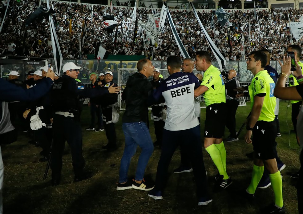 Diretor do Vasco, Felipe se envolve em confusão com a arbitragem — Foto: André Durão