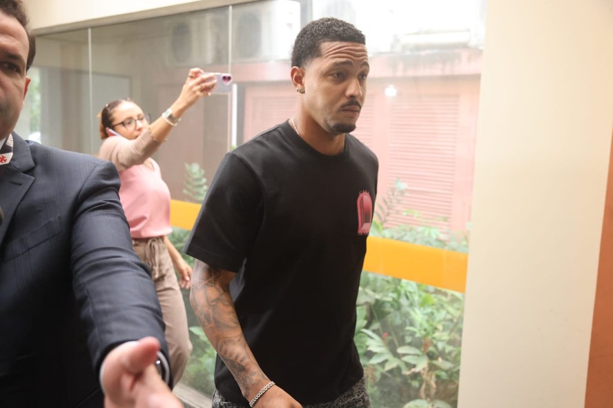 O atacante do Vasco da Gama David Corrêa, conhecido como DVD, chega à 14ª DP no Rio de Janeiro — Foto: Fabiano Rocha / Agência O Globo