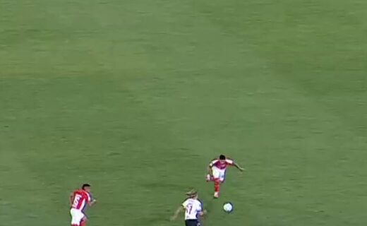 Spinelli perde gol em chance clara contra o Santa Fe