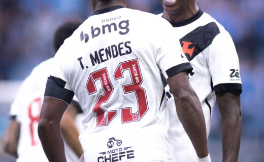 Vasco compartilha fotos de Robert Renan e Andrés Goméz celebrando gols da equipe