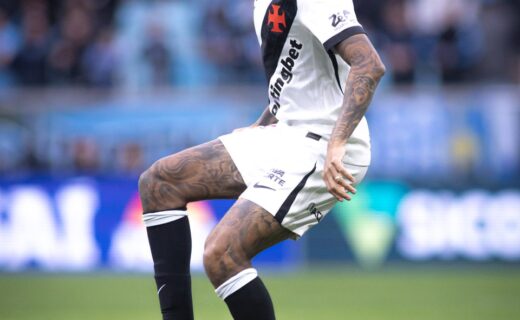 Vasco compartilha imagens de Jair e Sosa durante partida contra o Grêmio