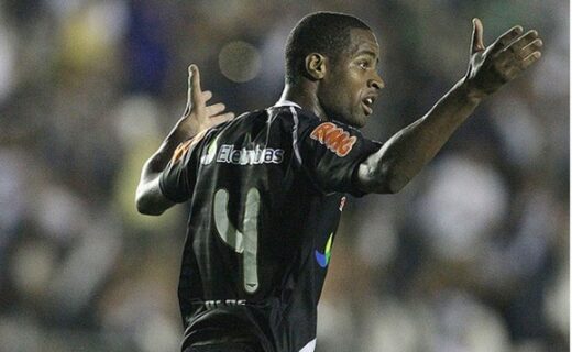 Dedé destaca atuação histórica na virada do Vasco sobre o Universitario em 2011 antes do duelo contra o Santa Fe pela Sul-Americana