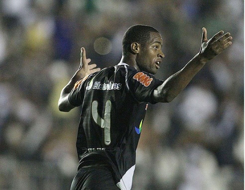 Dedé brilhou contra o Universitario em classificação do Vasco em 2011 — Foto: Ag. Estado