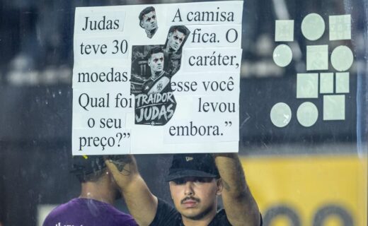 Torcedor critica Philippe Coutinho em vitória do Vasco sobre o Santa Fe com cartaz em São Januário