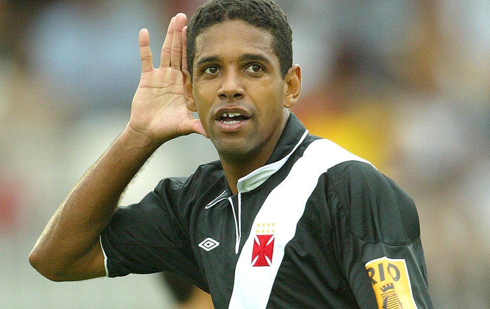 Henrique comemora gol do Vasco contra o Athletico-PR em 2004 — Foto: Arquivo / Agência O Globo