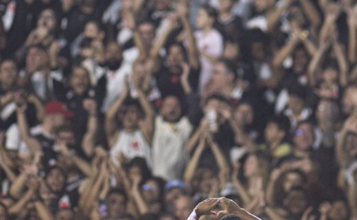 Vasco da Gama compartilha foto de Ramon Rique comemorando com a torcida