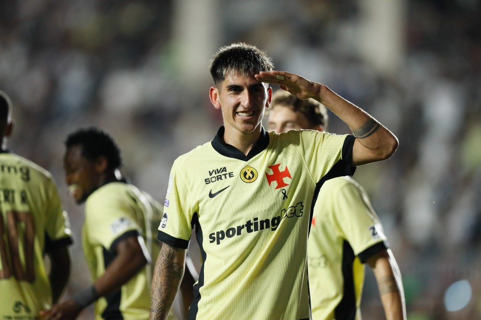 Lescano comemorando gol contra o Coritiba — Foto: Alexandre Durão