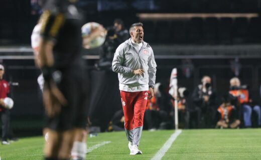 Paulo Pezzolano, técnico do Internacional, elogia contratações do Vasco em meio a crise do Colorado