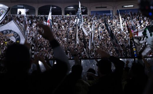 Vasco da Gama compartilha fotos de jogadores celebrando com a torcida em São Januário