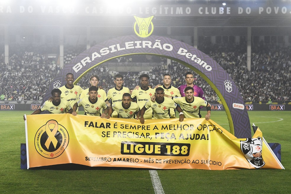 Vasco posado para foto contra o Coritiba — Foto: Alexandre Durão