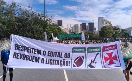 Torcedores do Vasco protestam no Rio de Janeiro contra consórcio do Maracanã com faixas pedindo respeito ao edital