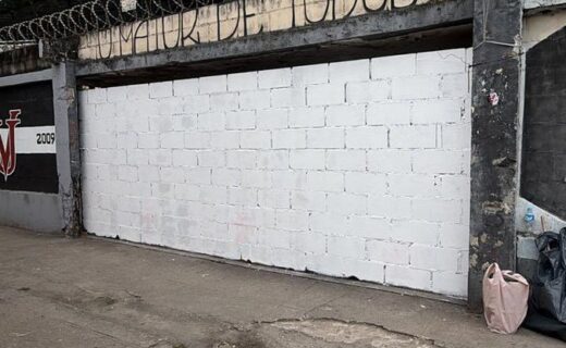 Muro próximo a São Januário é pintado de branco para nova arte em homenagem a Roberto Dinamite