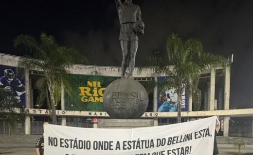 Torcedores do Vasco exibem faixa no Maracanã em apoio ao clube e à estátua de Bellini
