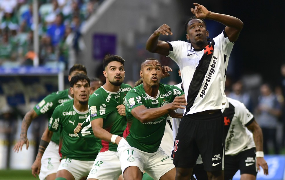 Marlon Freitas e Cuesta em Palmeiras x Vasco — Foto: Marcos Ribolli