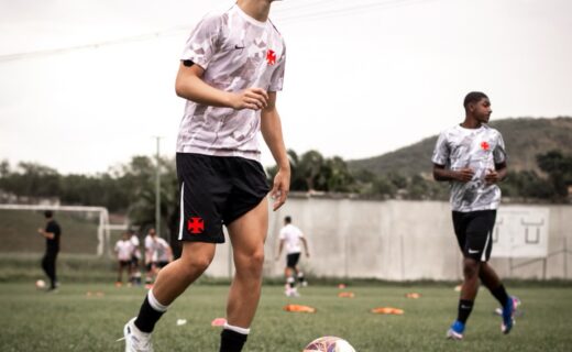Base: Vasco realiza aquecimento para confronto contra o Santos na penúltima rodada do Brasileiro Sub-17