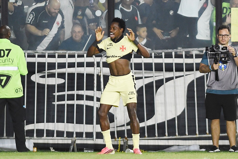 Andrés Gómez comemorando gol do Vasco — Foto: Alexandre Durão