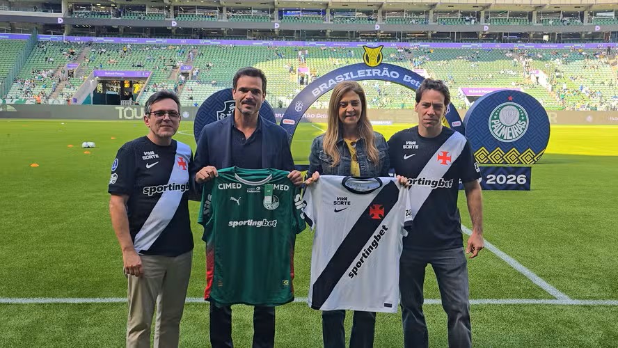 Mario Junqueira, um dos sócios da Almirante; o diretor de futebol do Vasco Admar Lopes, Leila Pereira e Marcos Lamacchia antes de Vasco x Palmeiras — Foto: Reprodução / @AVascainos