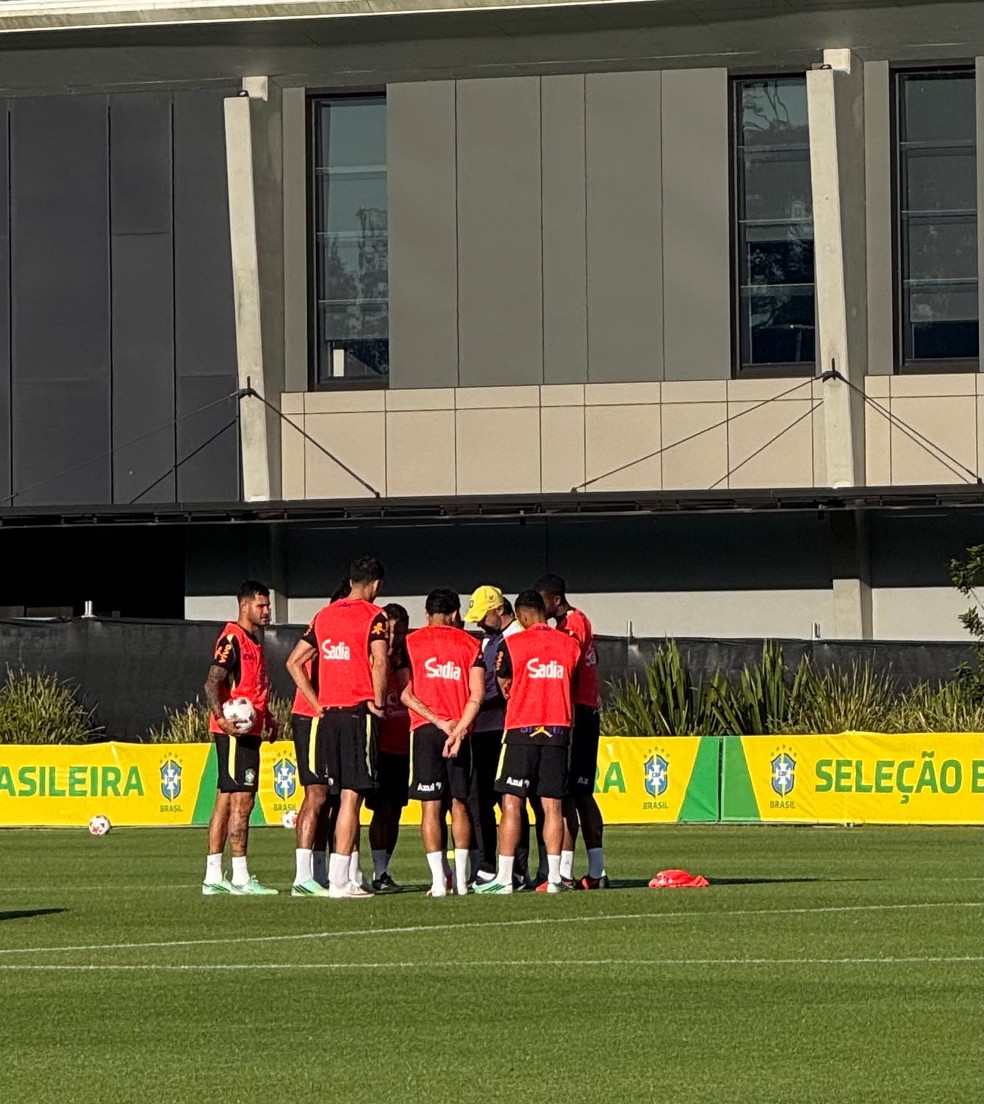 Ancelotti põe Raphinha de centroavante e faz sete mudanças — Foto: Cahê Mota